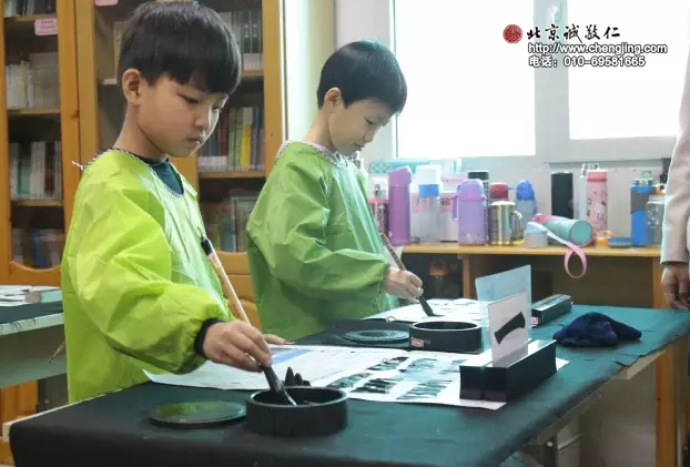 少兒班學員認真習練書法