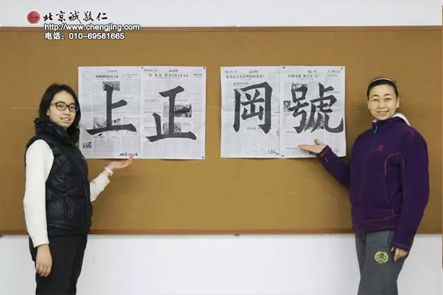 母女倆互換了位置，展示對方的習作