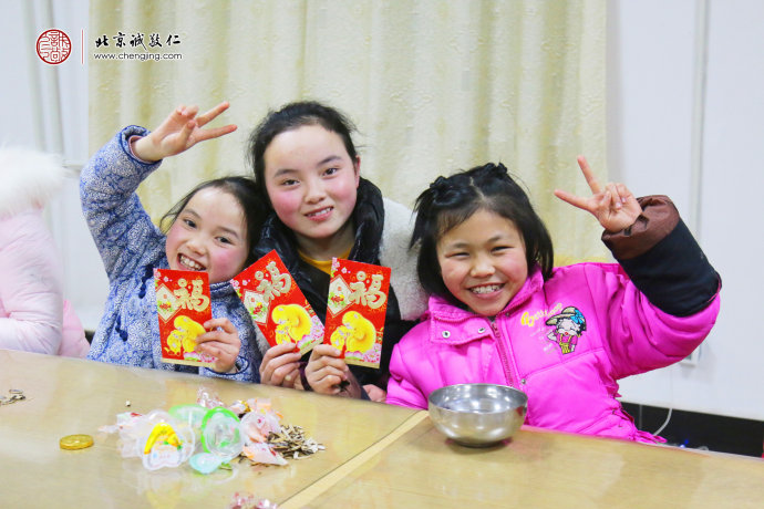 小朋友們收到了紅包，快樂洋溢在幸福的笑臉