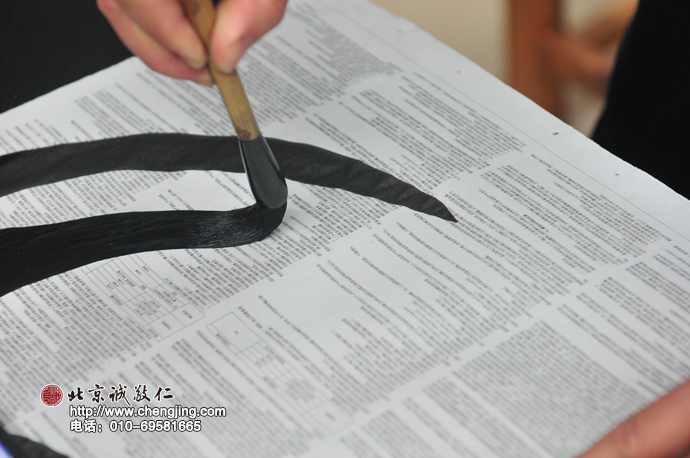 學員在練習撇。手臂需要放松，非常順暢地緩緩漸收。