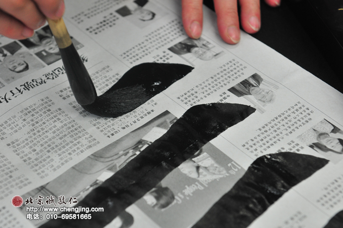 學員在練習撇。手臂需要放松，非常順暢地緩緩漸收。