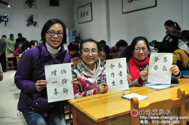 賈同學，20歲，來自山西，學員展示定心描紅作品