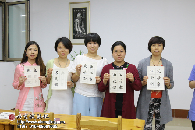 賈同學，20歲，來自山西，學員展示定心描紅作品