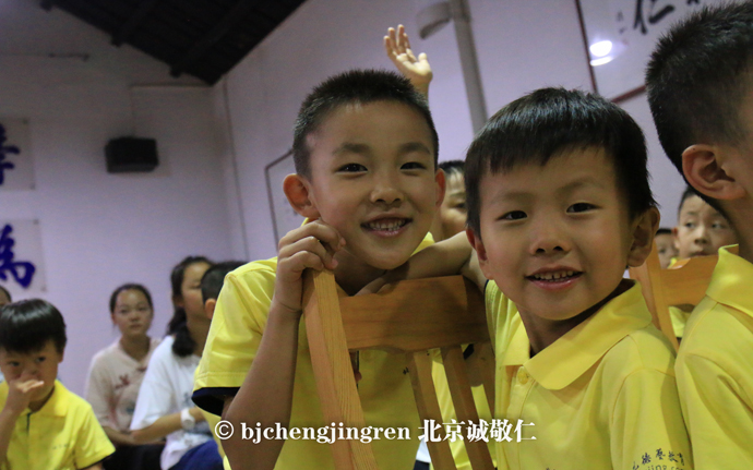 ??我們才認識一天 已經打成一片