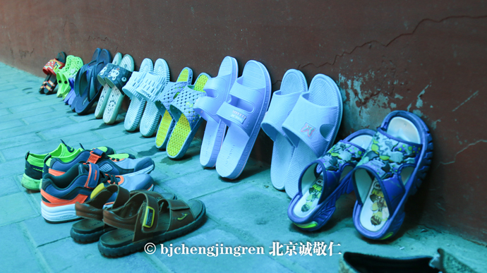 ??洗好的拖鞋 排排晾起來