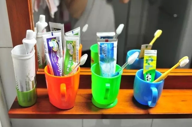 擺向整齊的牙刷，引領(lǐng)大家目標(biāo)同向、團(tuán)結(jié)一致