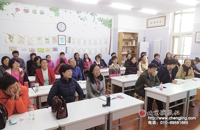 課間不忘放松一下，看看三歲萌娃童音演唱