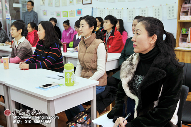 課間不忘放松一下，看看三歲萌娃童音演唱