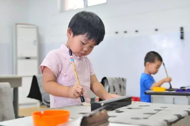 少兒班的小朋友（4歲）在練習(xí)無墨書法 好認(rèn)真賣力哦 