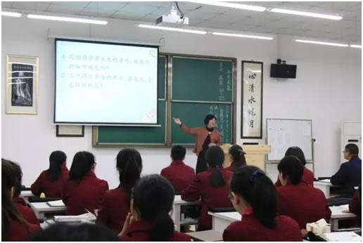 楊老師在為新六藝講解閔損蘆衣