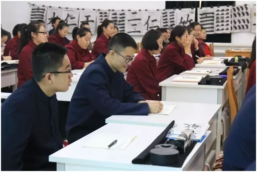 現(xiàn)場演示如何幫助老人穿外衣 