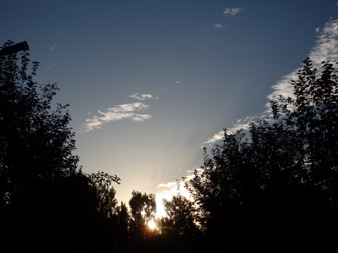 
暖陽深處云層淺