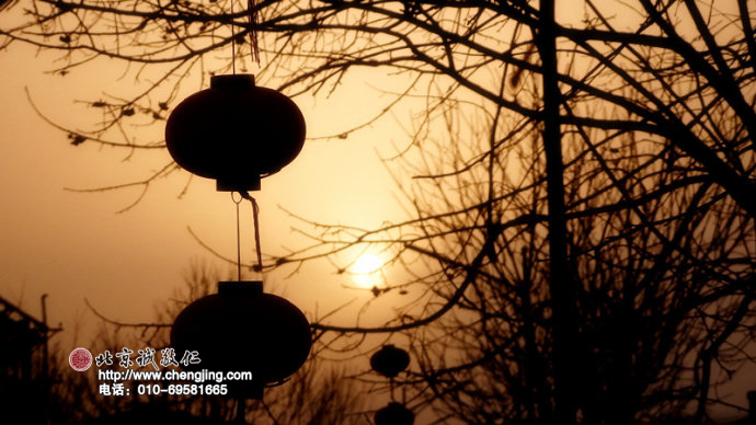 落日余暉繪就節日的剪影，寧靜中將祝福與歡喜高懸。