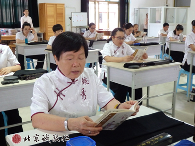 讀書不厭百回讀，熟讀深思子自知。