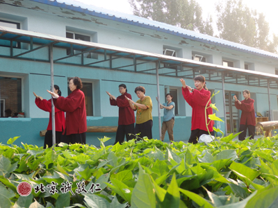 清晨，每日持續(xù)的太極拳練習(xí)使學(xué)員身心和諧