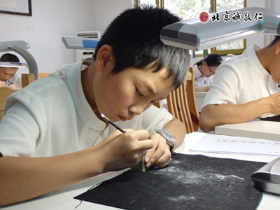 篆刻班學員練習篆刻