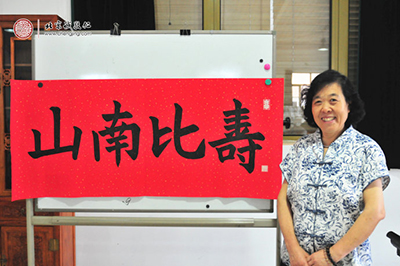 呂女士，65歲，習(xí)書(shū)2年，書(shū)法帶來(lái)身心康健和愉快的生活。