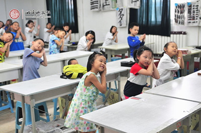 多元德藝少兒班，充滿歡樂(lè)的課堂，孩子們?cè)诳鞓?lè)幸福中成長(zhǎng)。