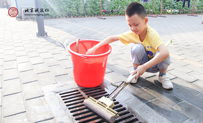 習(xí)勞知感恩，小學(xué)員打掃寢室衛(wèi)生。