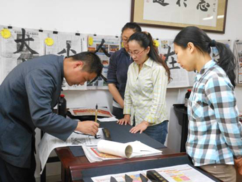 鄭老師在指導學員書法