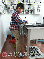 站樁懸腕書寫，既靜心又提升功力。