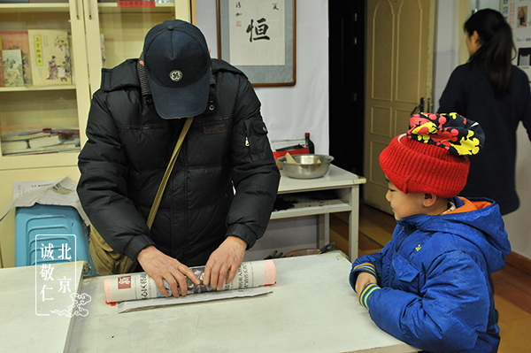 爺爺帶著孫子滿滿的祝福回家