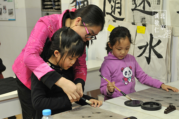 傍晚來了新學(xué)員體驗書法課，姜老師童趣生動的講解，兩位小同學(xué)在不覺中很快地寫出了人生第一點。