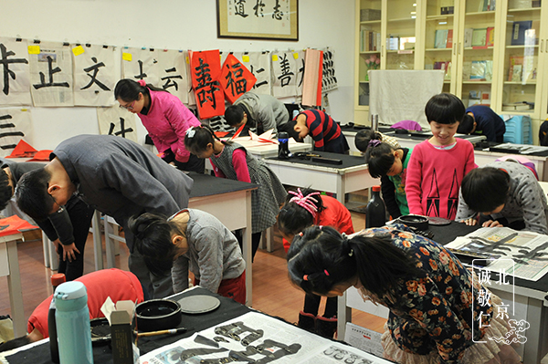 夜幕降臨，忙碌了一天的書法教室也將要迎接新的一年的到來！明年大家再次聚首時，便是共同成長的好時節(jié)！