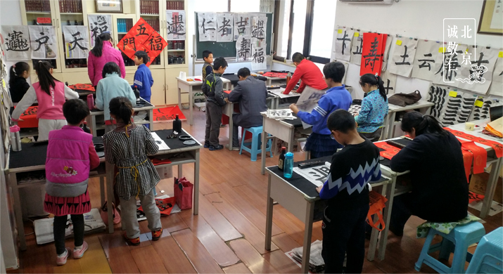 春節(jié)將至，書法教室的氛圍也逐漸升溫起來。