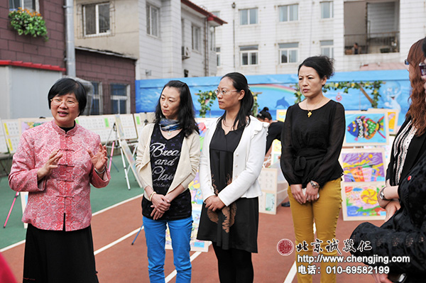 楊淑芬老師在傳授智障孩子的教育經(jīng)驗(yàn)