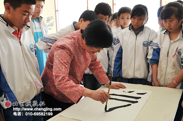 東湖中學(xué)捐贈(zèng)活動(dòng)后楊淑芬老師為學(xué)生指導(dǎo)書(shū)法