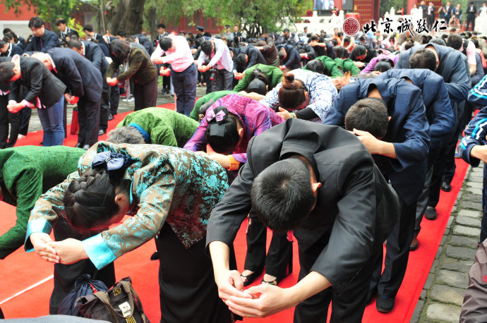 配圖：參禮人員行「四拜禮」