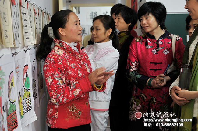 周老師在給大家講解楊老師在教學中，不受任何束縛，重要在于發現可以提起孩子興趣，從而幫助孩子定心的教學方法。