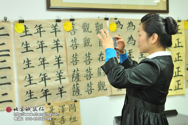 在滿眼的作品中，不放過任何細節。