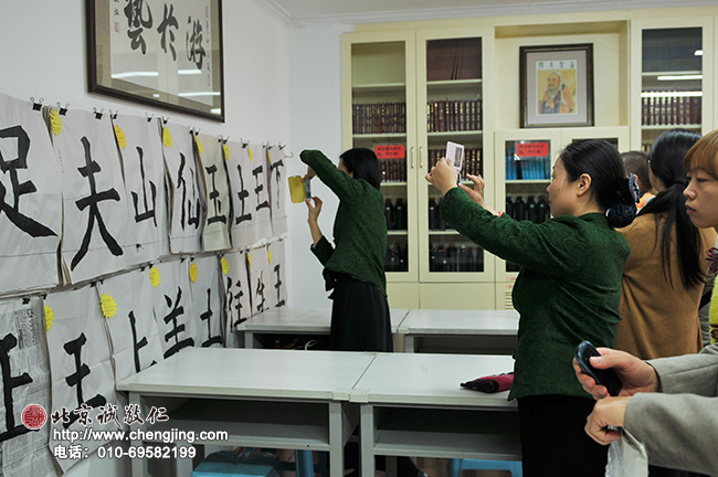 主要負責人介紹完情況后，大家迫不及待的拿起相機拍學員的作品。