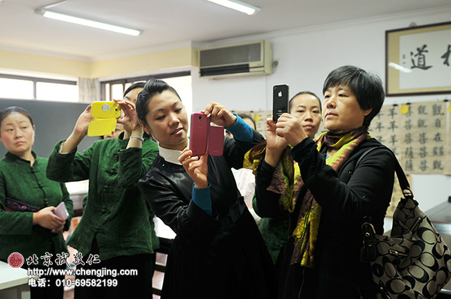 將書法教室里的細節都拍下來，以便回去借鑒使用。