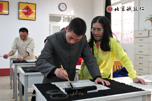 配圖：臺灣客人體驗書法