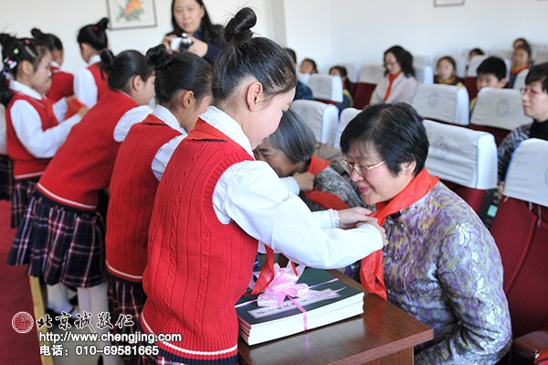 同學們給來賓帶上紅領巾