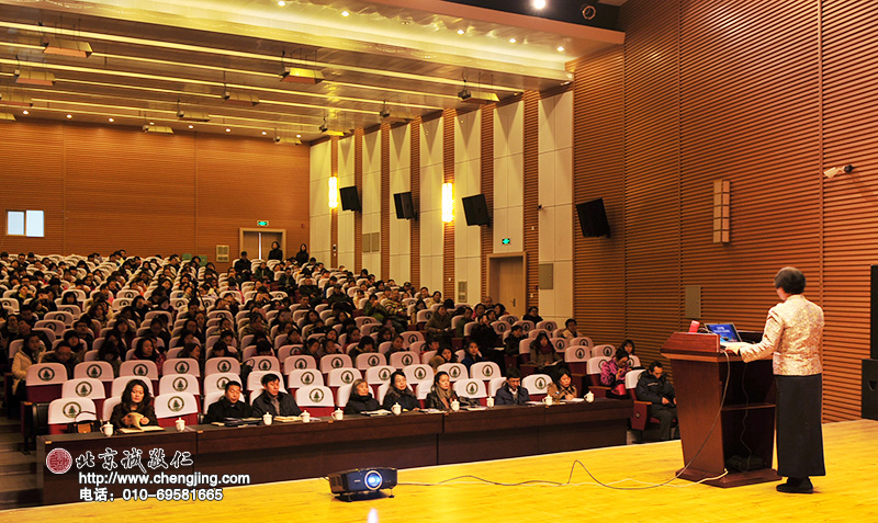 與會人員有省市領導、教育局教育廳及教師、家長。