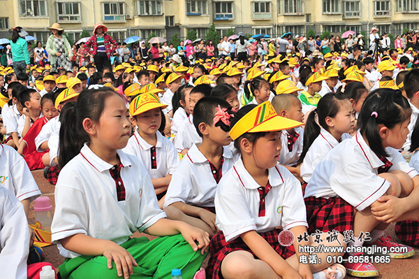 同學們整齊有序的進場，等候活動開始