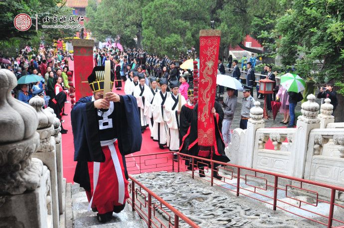 同學們整齊有序的進場，等候活動開始