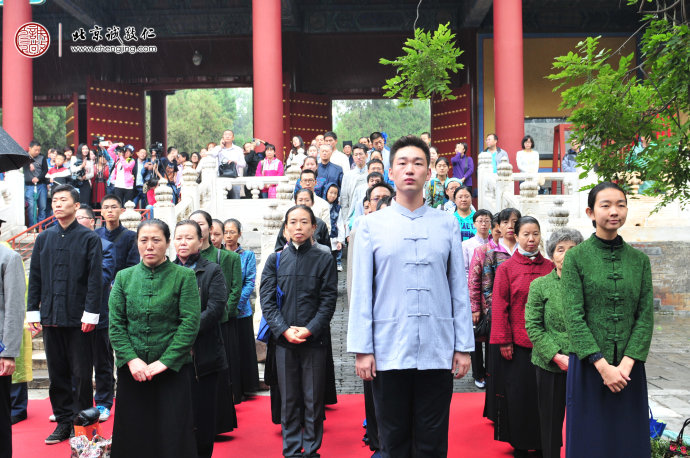 師生雨中肅立緬懷先師
