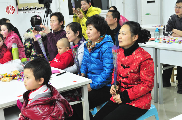 
母親們收到了新春祝福的花朵，幸福洋溢在心間。