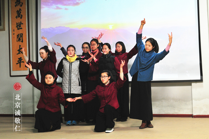 楊老師現(xiàn)場指導(dǎo)：冰凌花很耐寒，大家要把她的正氣表演出來！